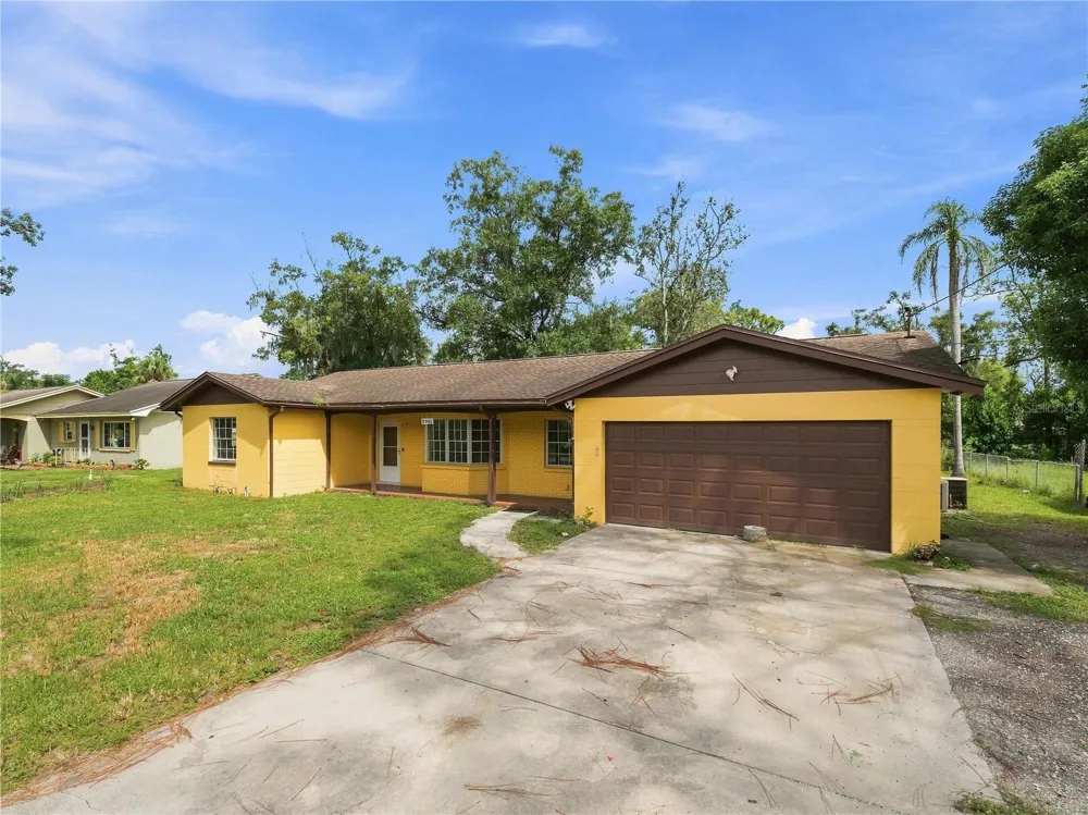 8906 E LANWAY DRIVE Tampa, FL 33637