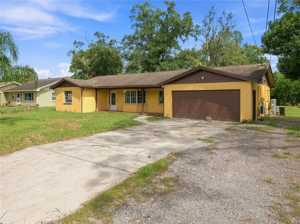 8906 E LANWAY DRIVE Tampa, FL 33637