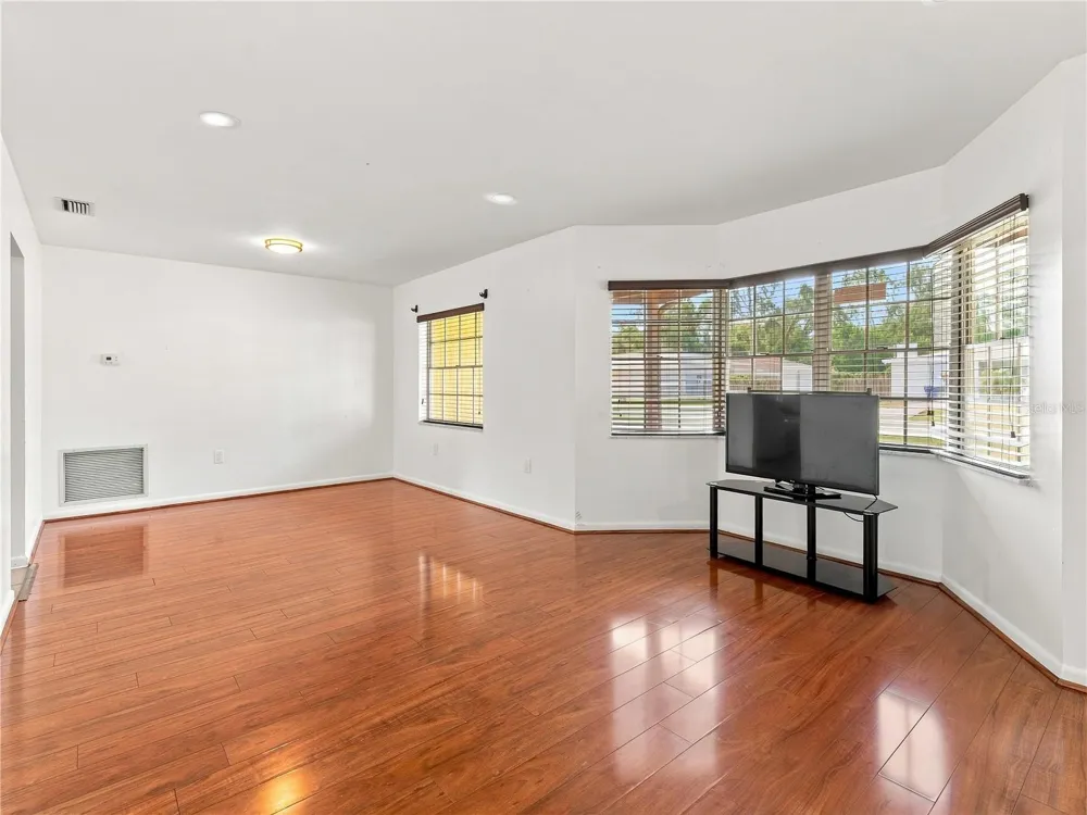 8906 E LANWAY DRIVE Tampa, FL 33637