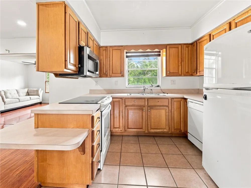 8906 E LANWAY DRIVE Tampa, FL 33637
