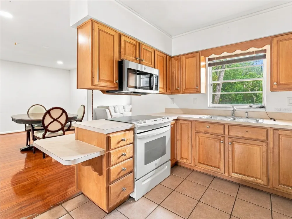 8906 E LANWAY DRIVE Tampa, FL 33637