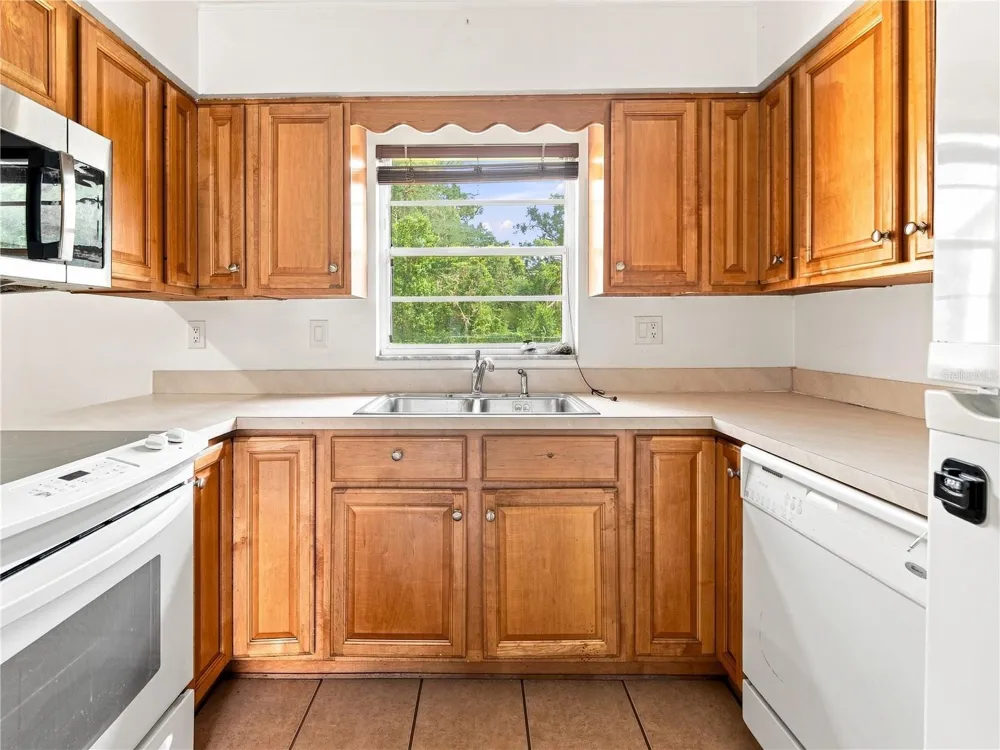 8906 E LANWAY DRIVE Tampa, FL 33637