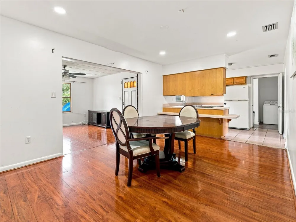 8906 E LANWAY DRIVE Tampa, FL 33637
