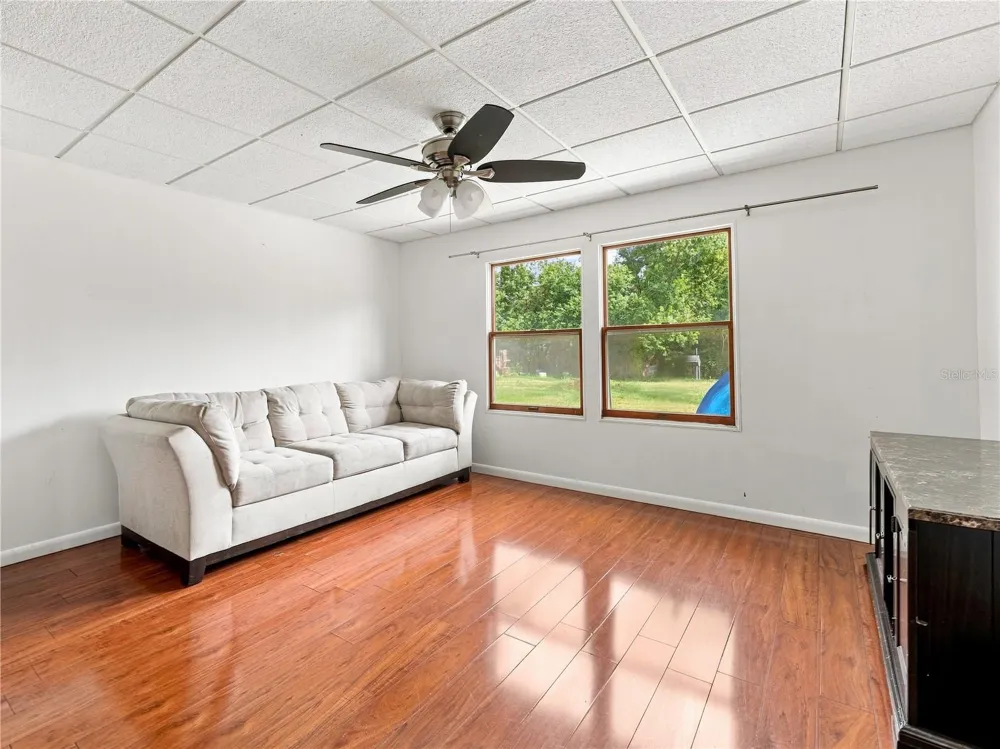 8906 E LANWAY DRIVE Tampa, FL 33637
