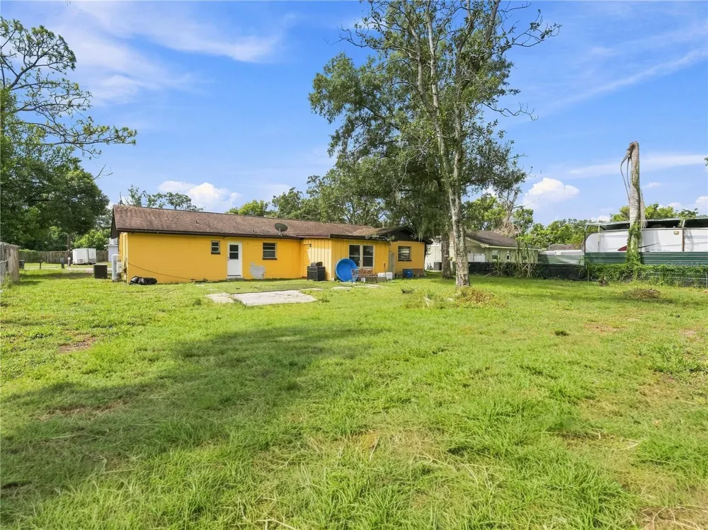 8906 E LANWAY DRIVE Tampa, FL 33637