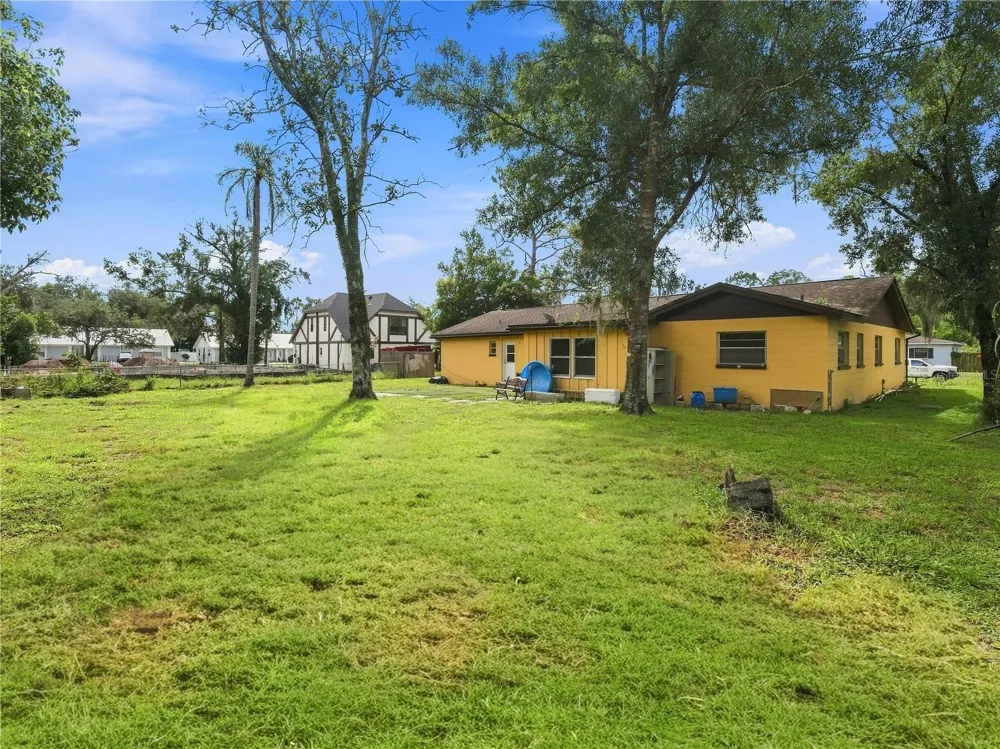8906 E LANWAY DRIVE Tampa, FL 33637