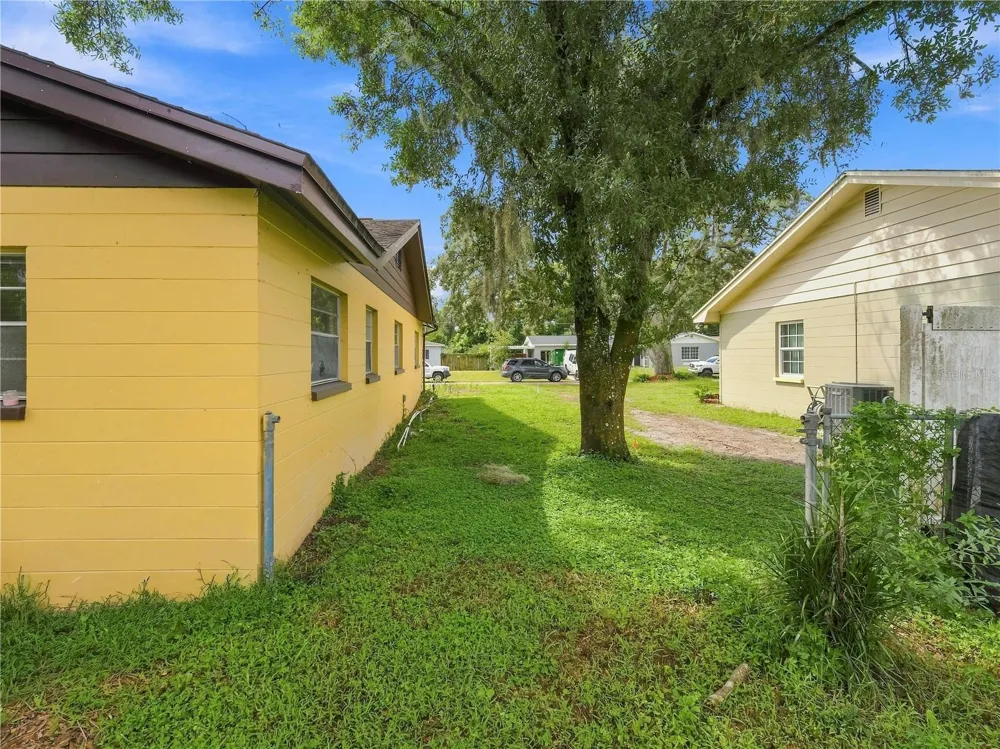 8906 E LANWAY DRIVE Tampa, FL 33637
