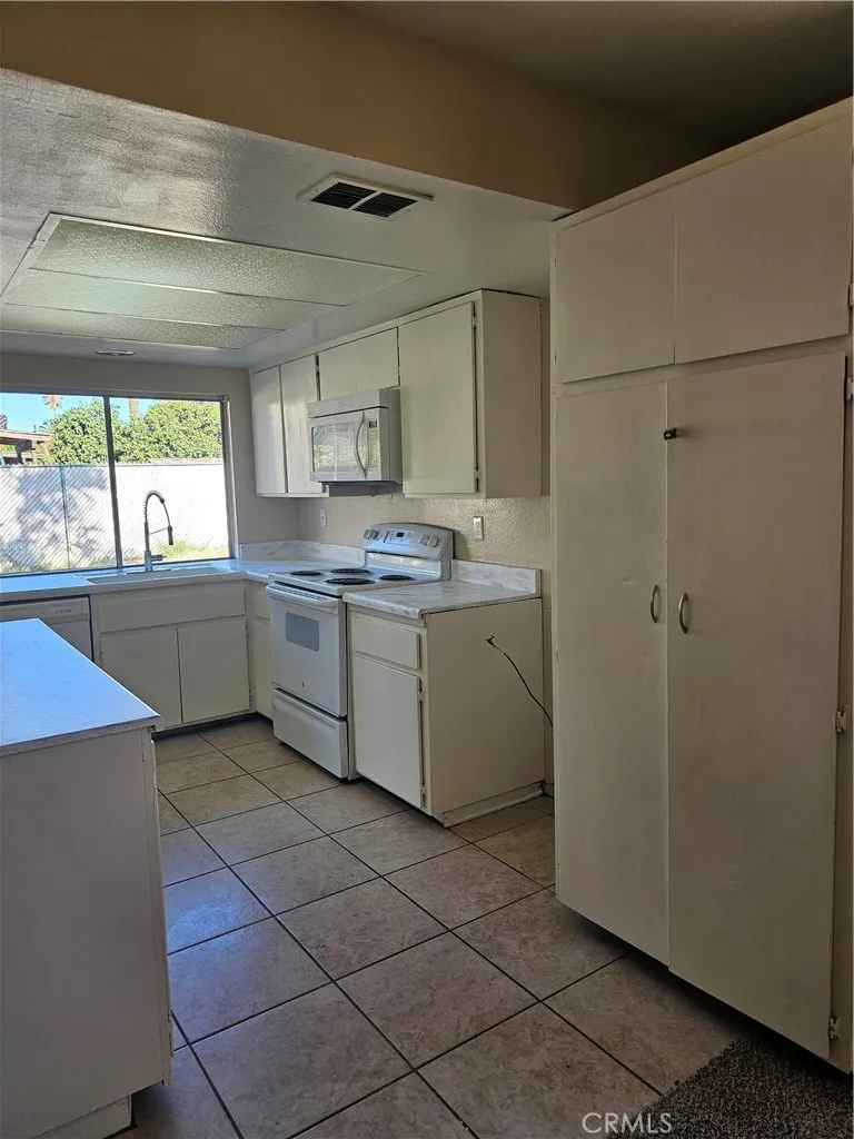 27168 Roger Hemet, CA 92544