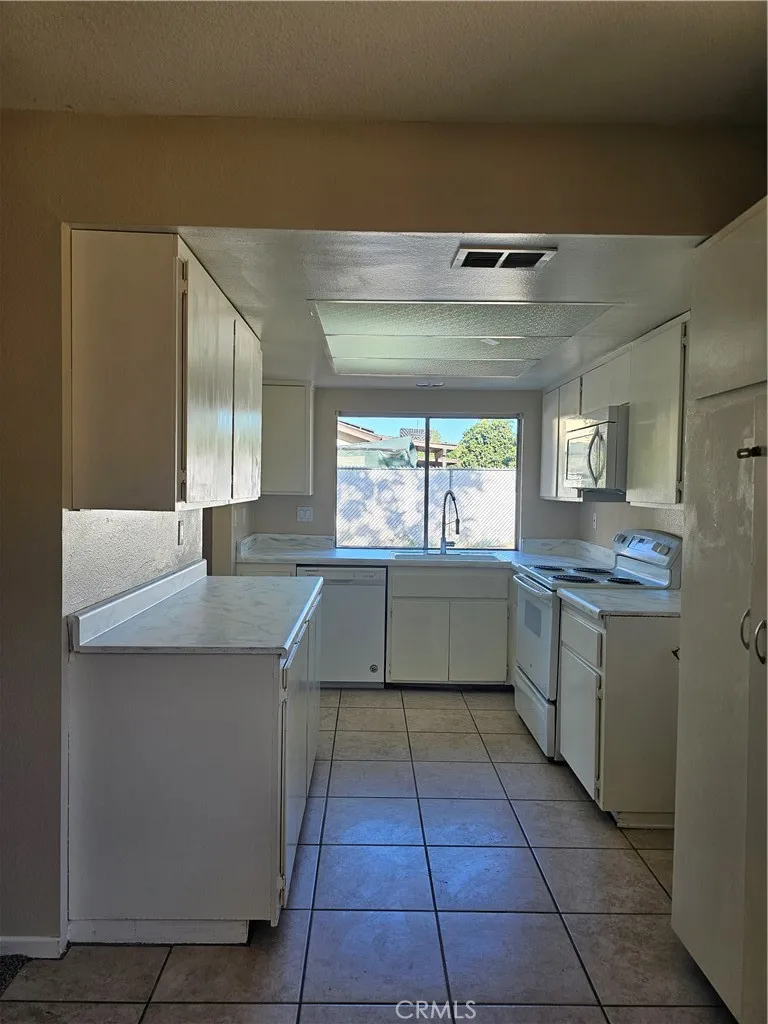 27168 Roger Hemet, CA 92544