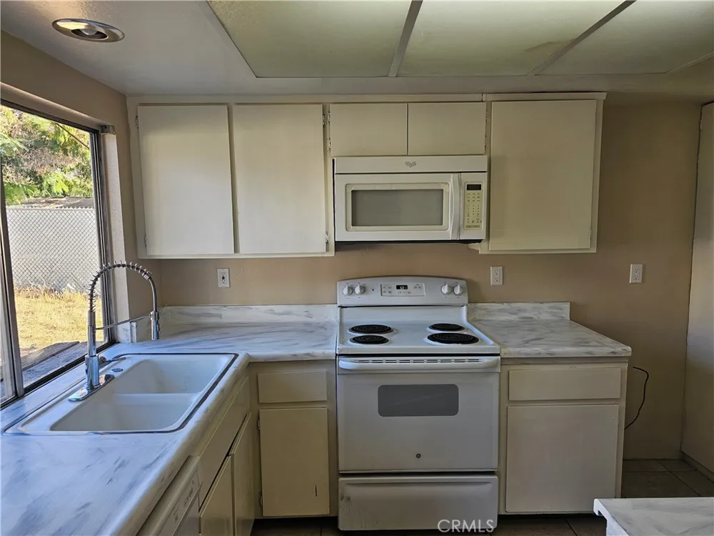 27168 Roger Hemet, CA 92544