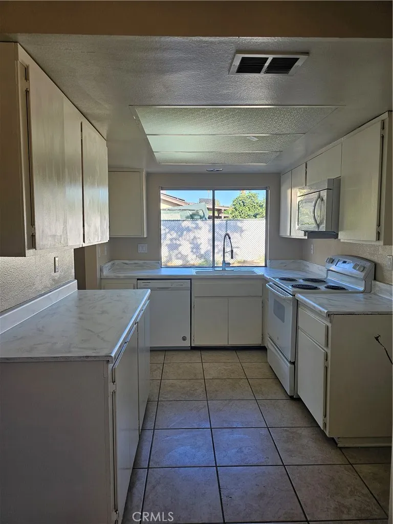 27168 Roger Hemet, CA 92544