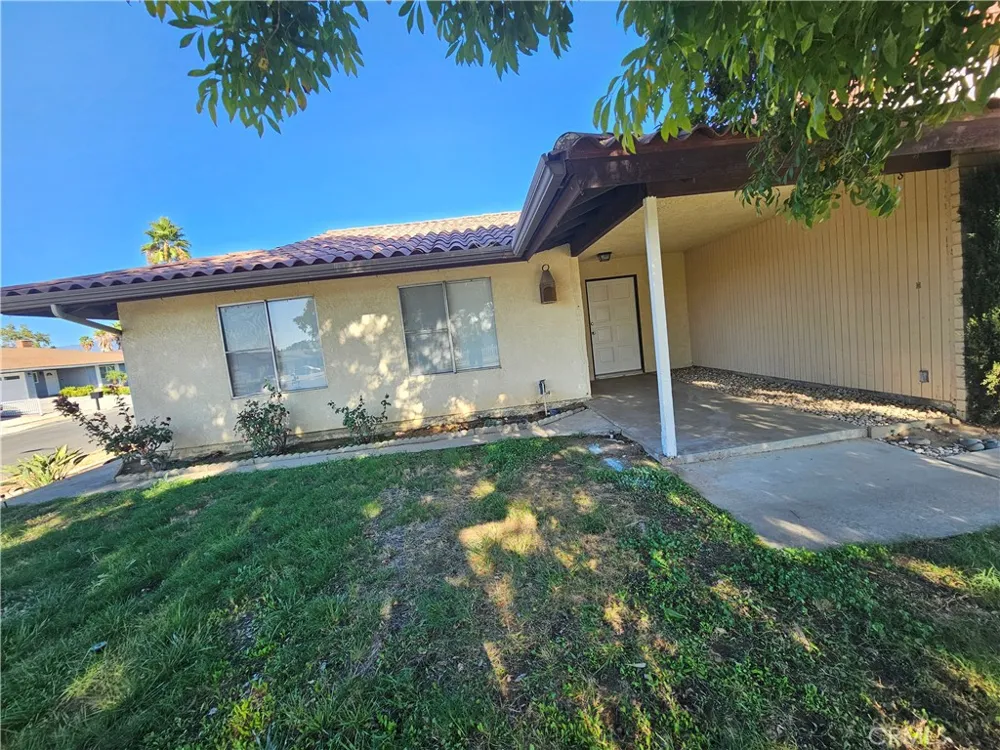 27168 Roger Hemet, CA 92544