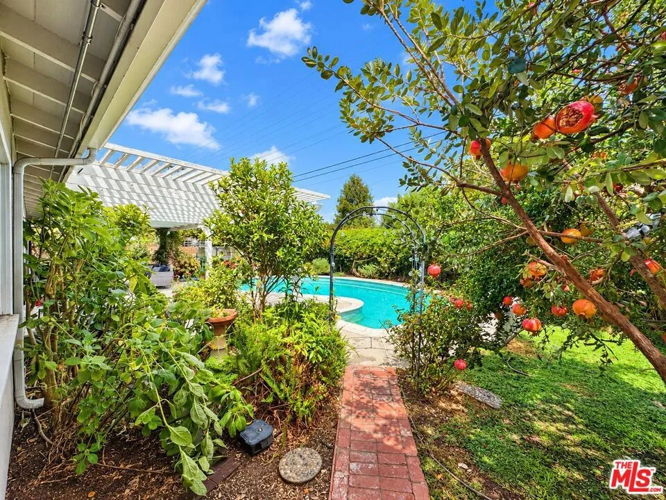 23909 Welby Way Los Angeles, CA 91307