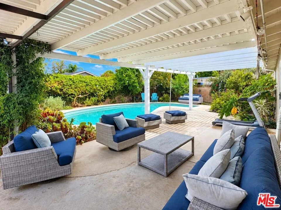 23909 Welby Way Los Angeles, CA 91307
