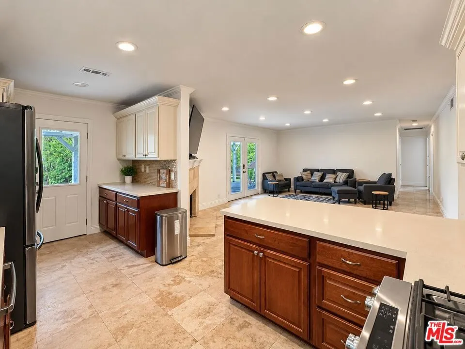 23909 Welby Way Los Angeles, CA 91307