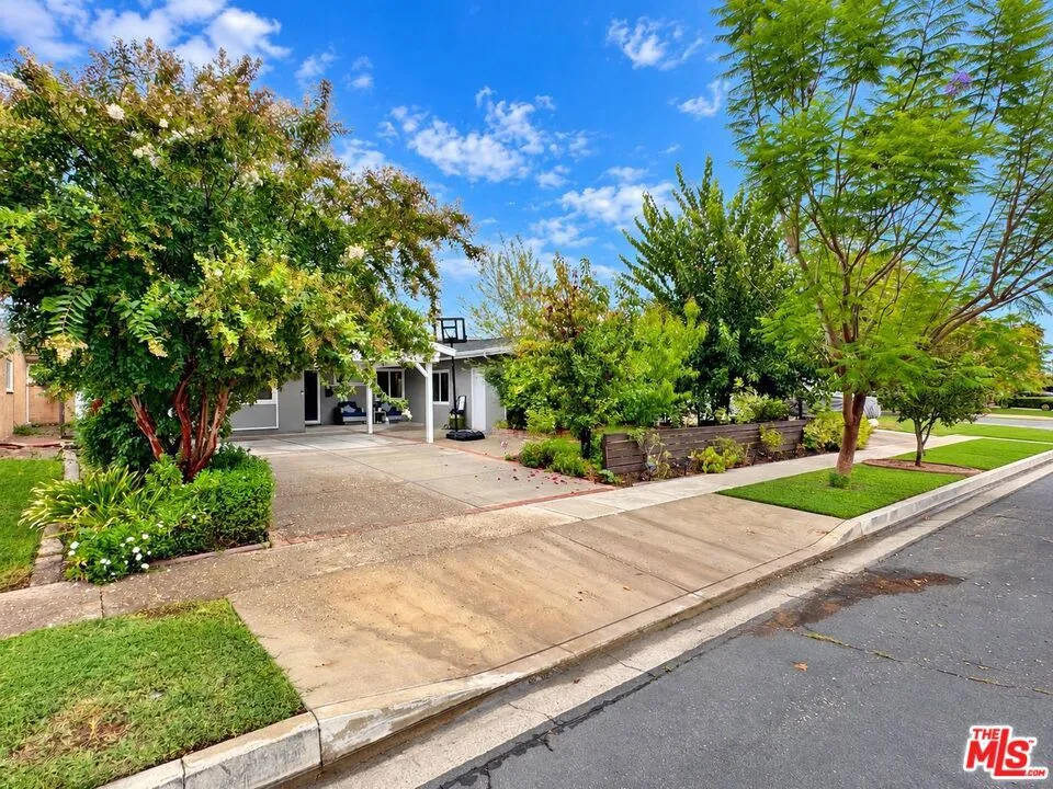 23909 Welby Way Los Angeles, CA 91307