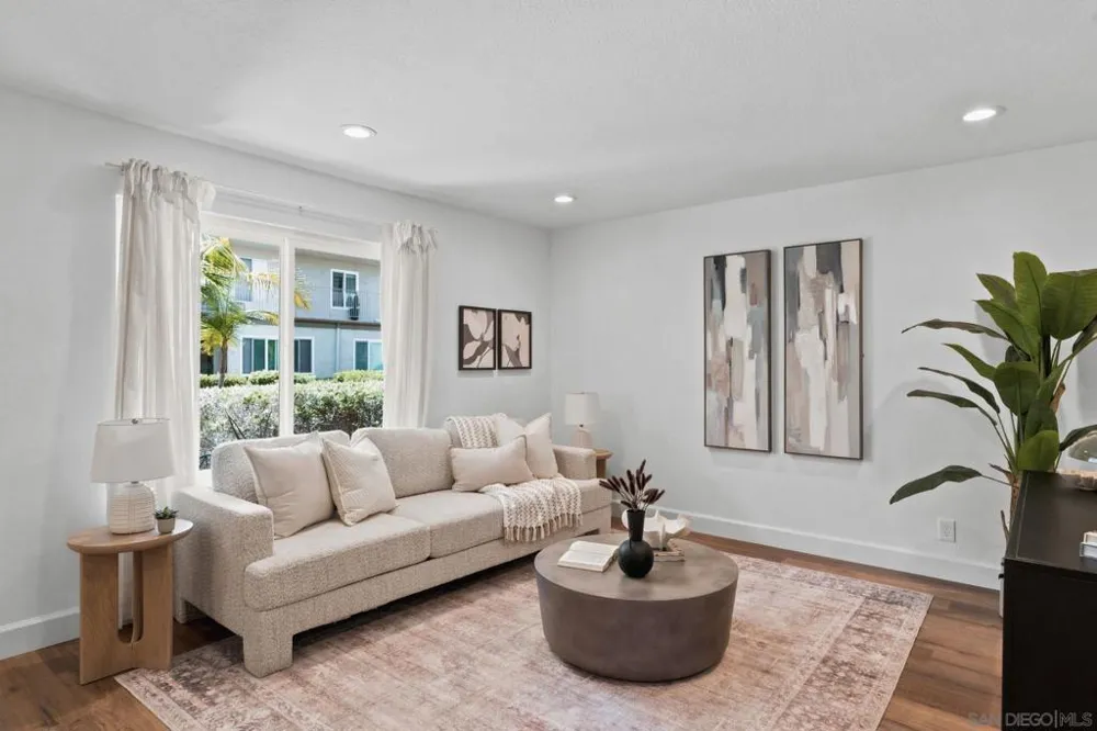 13754 Mango Dr #103 Del Mar, CA 92014