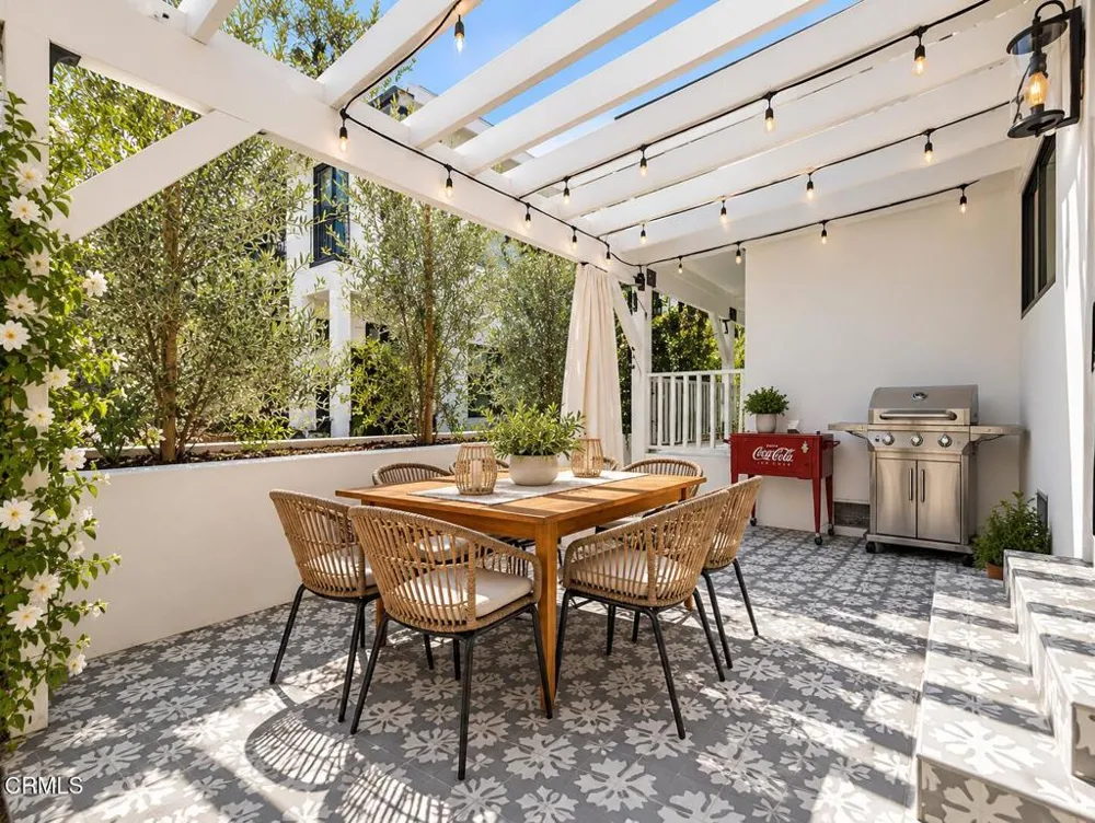 10332 Woodbridge Street Toluca Lake, CA 91602