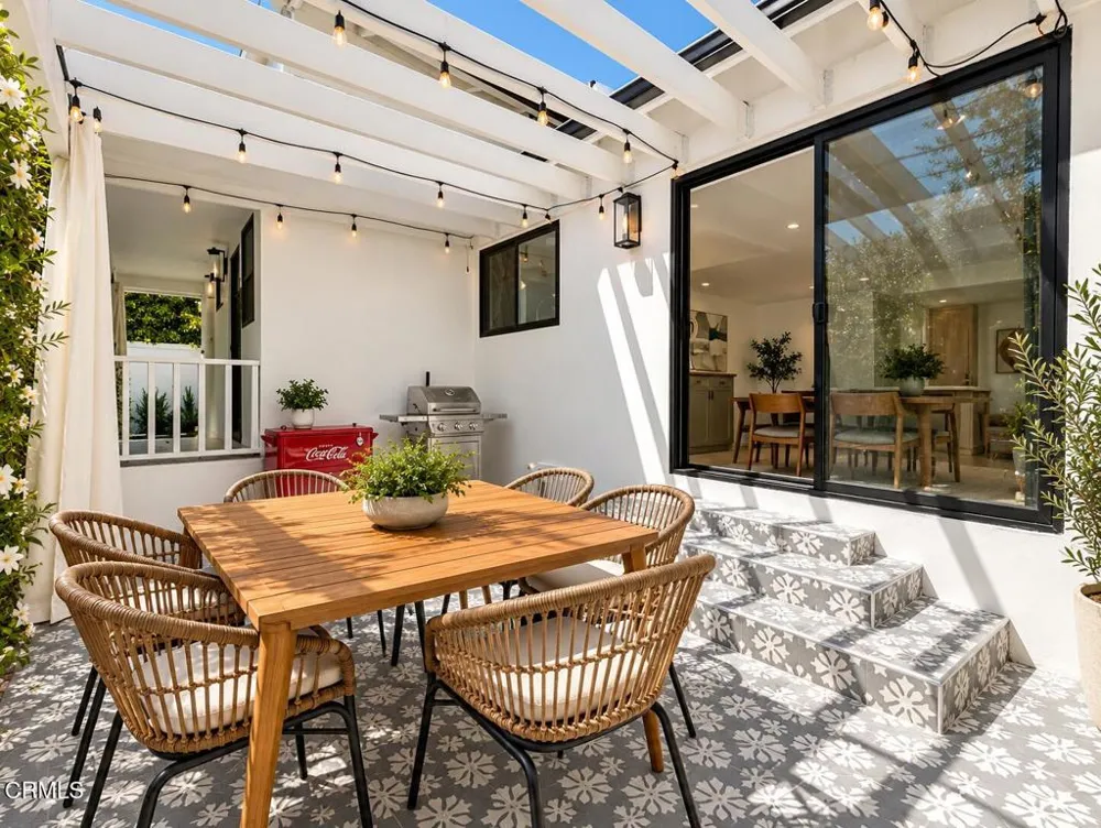 10332 Woodbridge Street Toluca Lake, CA 91602