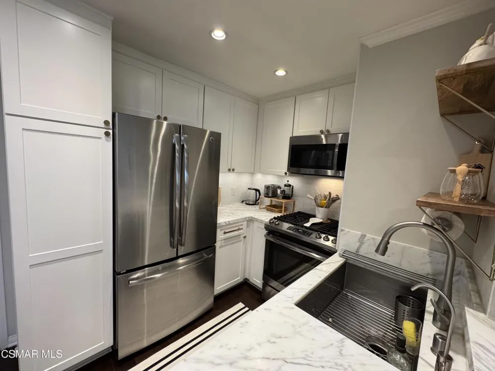 5530 Owensmouth Avenue #206 Woodland Hills, CA 91367