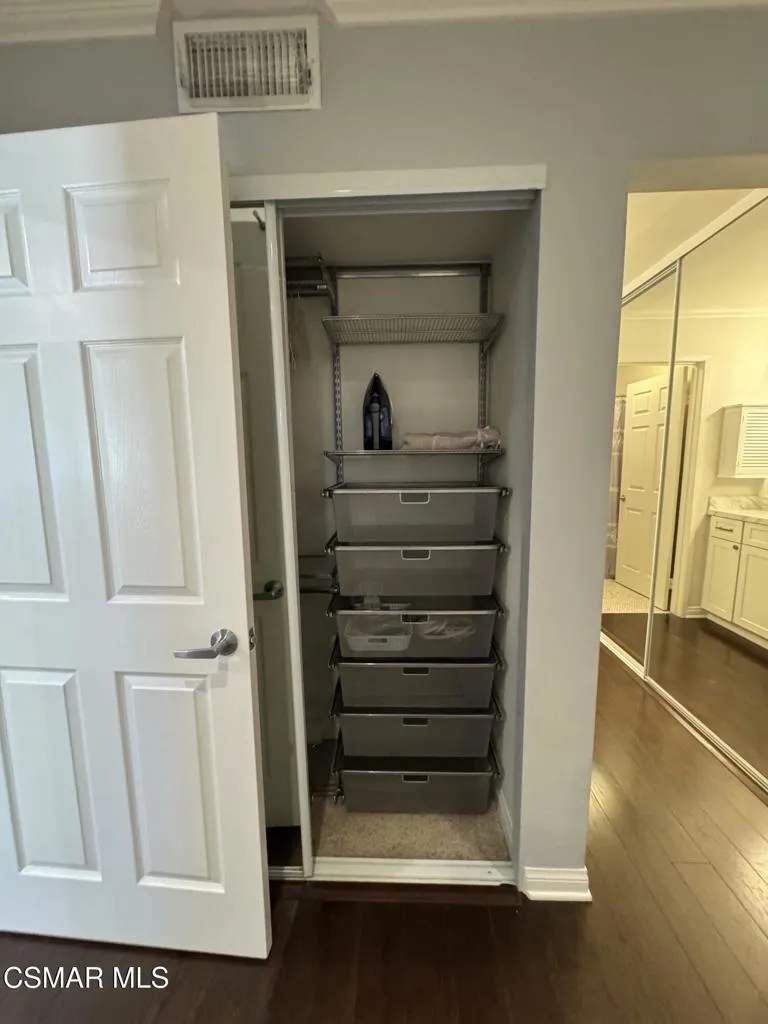 5530 Owensmouth Avenue #206 Woodland Hills, CA 91367