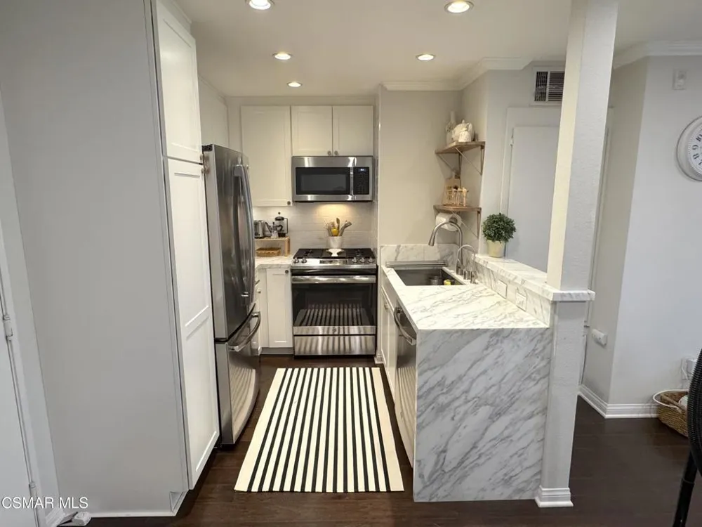 5530 Owensmouth Avenue #206 Woodland Hills, CA 91367