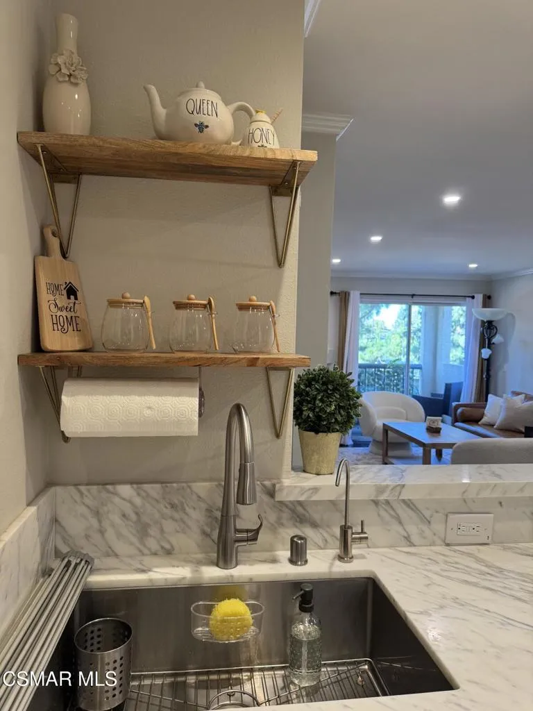 5530 Owensmouth Avenue #206 Woodland Hills, CA 91367