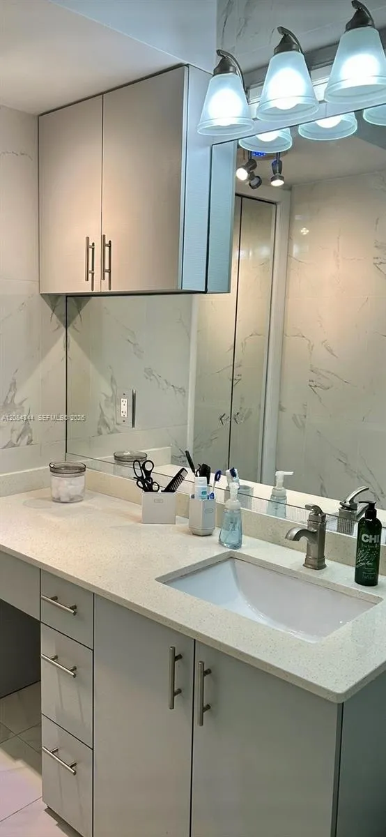 329 SE 3rd St #405T Hallandale Beach, FL 33009