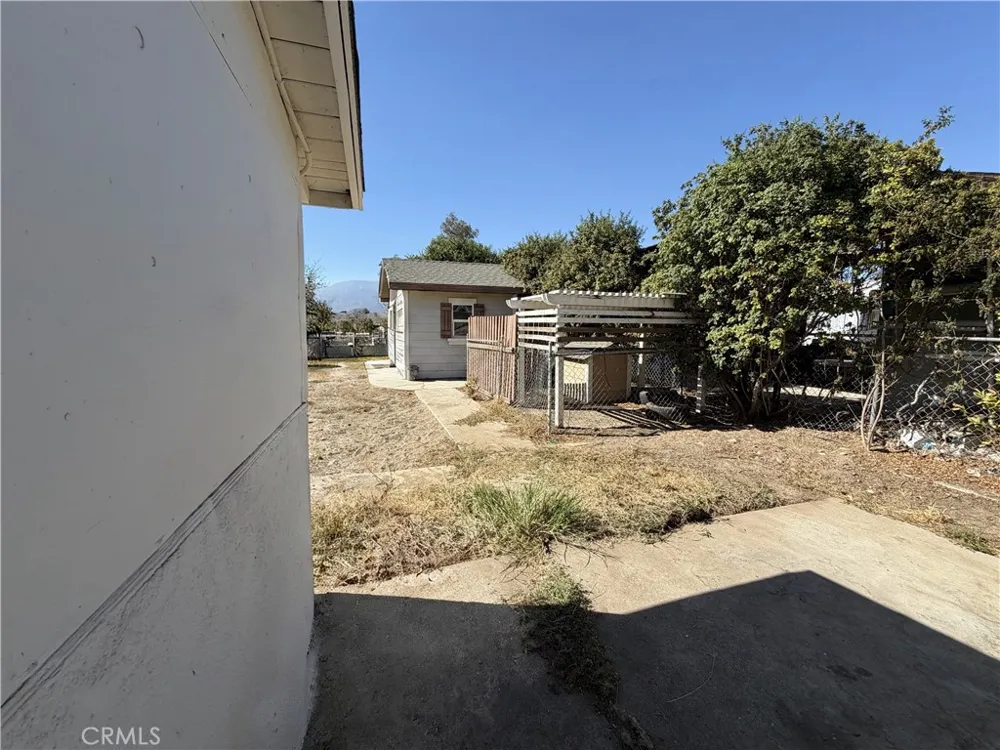 9384 Fontana Ave Fontana, CA 92335