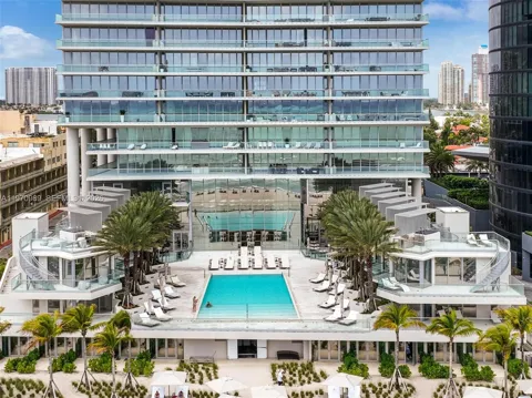 18501 Collins Ave #2003
