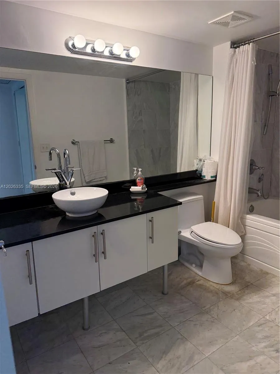 31 SE 5th St #705 Miami, FL 33131