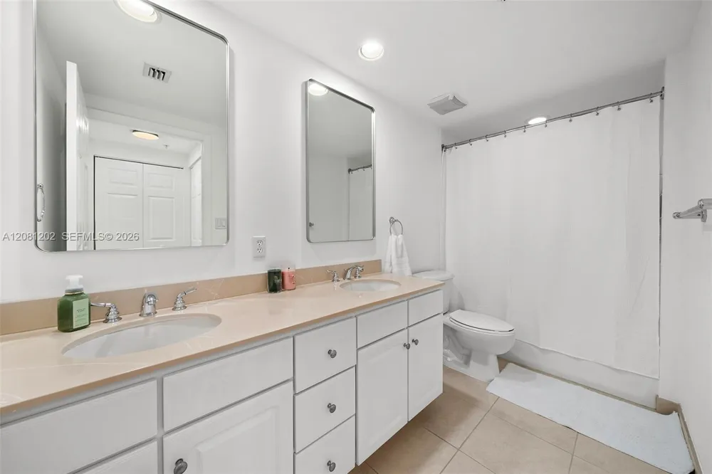 2000 Bayshore Dr #1502 Miami, FL 33137