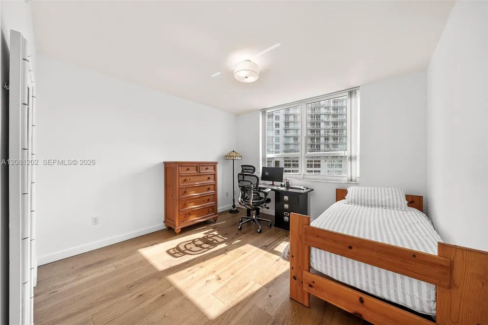 2000 Bayshore Dr #1502 Miami, FL 33137
