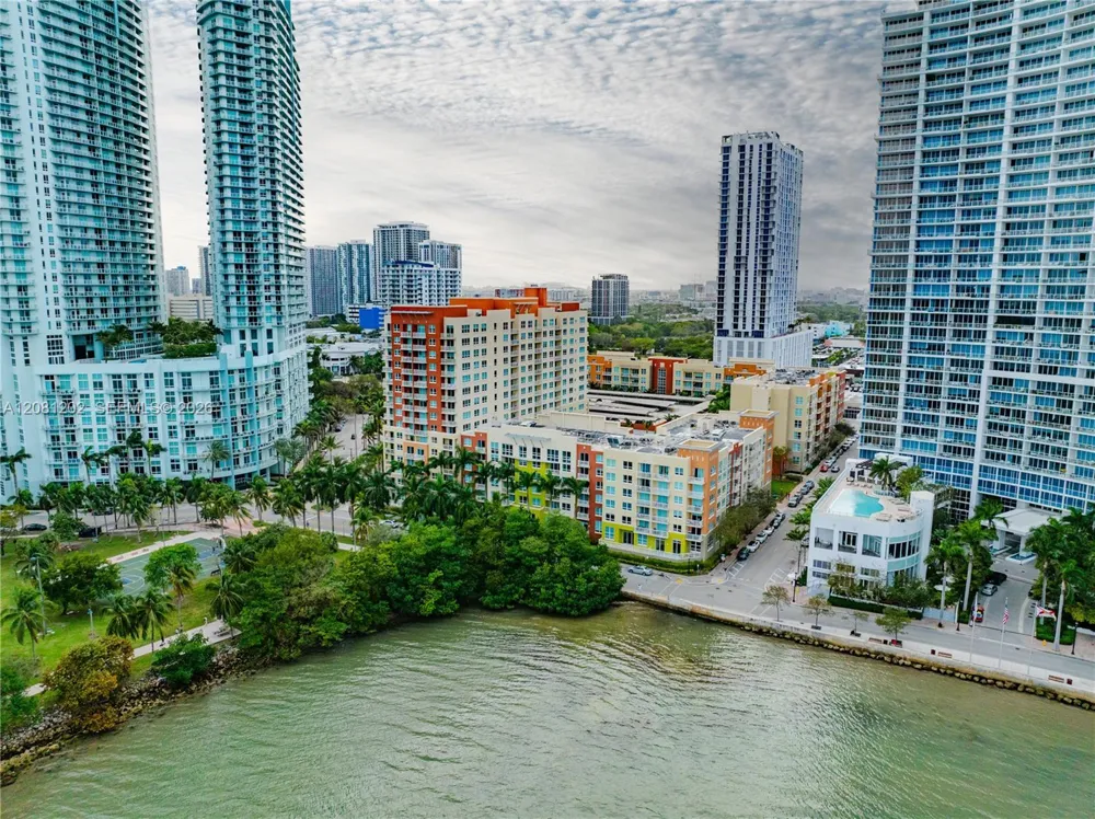 2000 Bayshore Dr #1502 Miami, FL 33137
