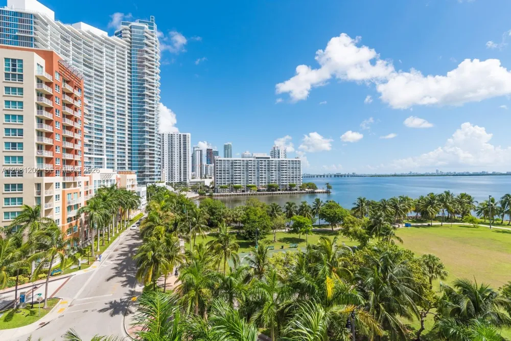 2000 Bayshore Dr #1502 Miami, FL 33137