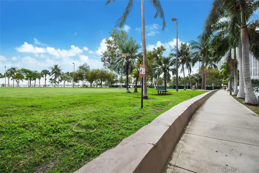 2000 Bayshore Dr #1502 Miami, FL 33137