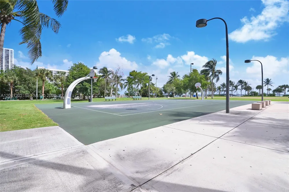 2000 Bayshore Dr #1502 Miami, FL 33137