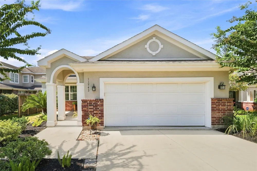 11743 Champions Gate Drive Dayton, TX 77535