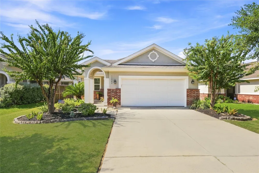 11743 Champions Gate Drive Dayton, TX 77535