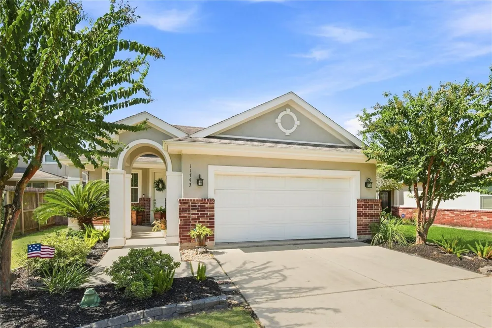 11743 Champions Gate Drive Dayton, TX 77535