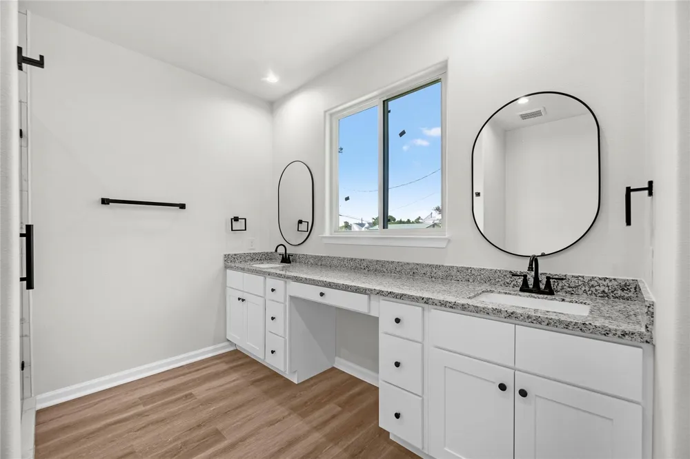 1902 Westview Drive Alvin, TX 77511