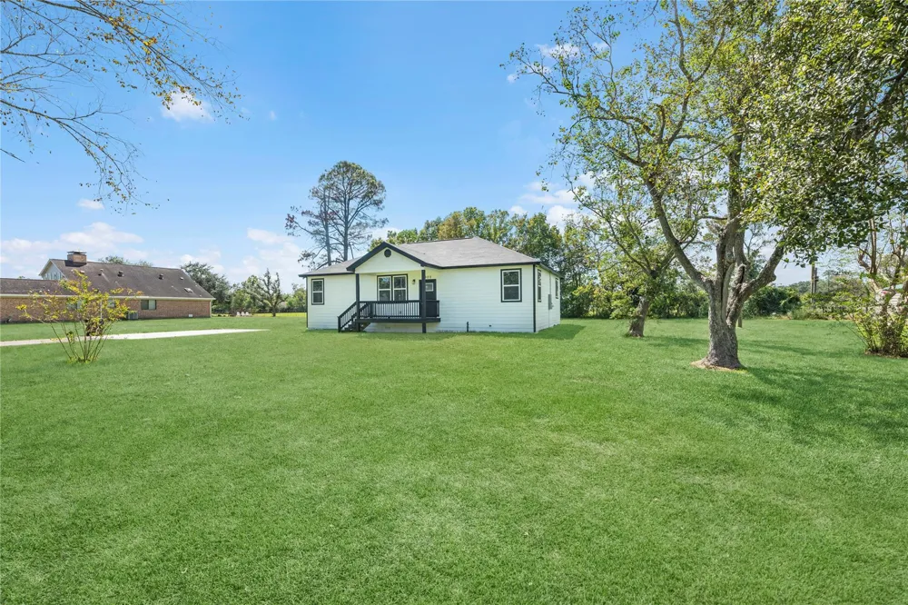 1902 Westview Drive Alvin, TX 77511