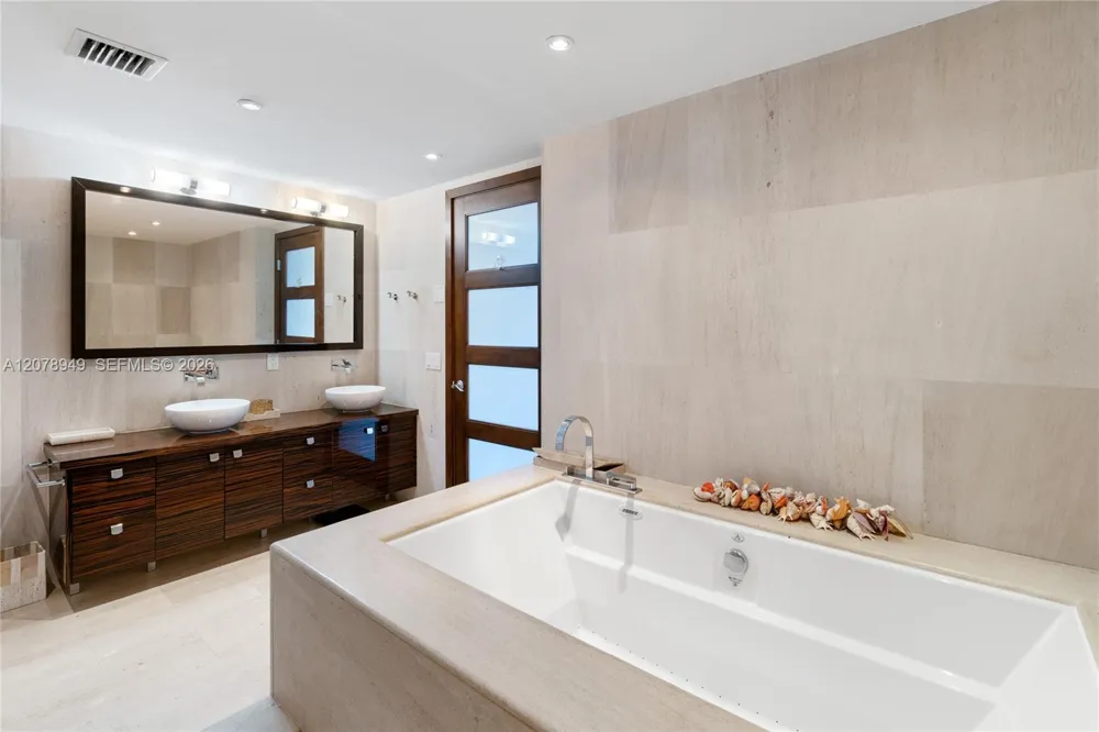 5875 Collins Ave #1902 Miami Beach, FL 33140