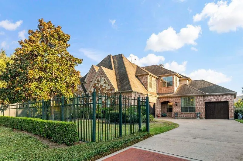 22 Waters Lake Boulevard Missouri City, TX 77459