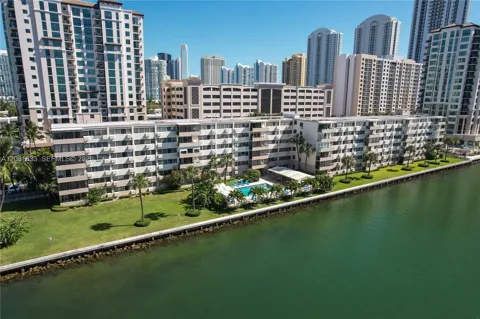 220 Kings Point Dr #304