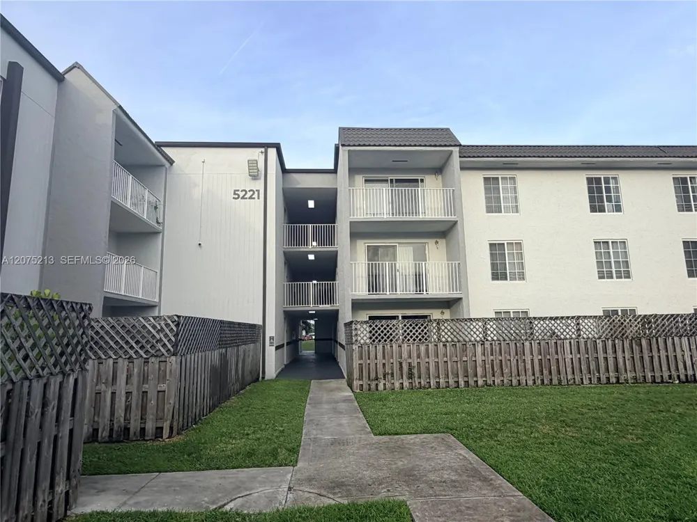 5221 Geneva Way #201 Doral, FL 33166
