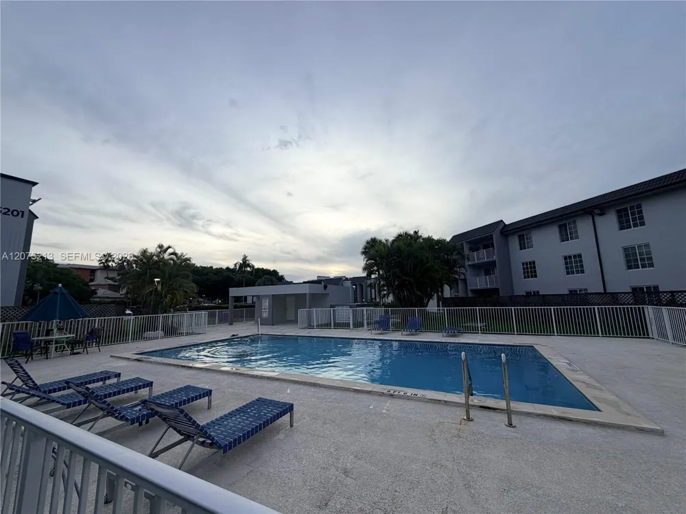 5221 Geneva Way #201 Doral, FL 33166
