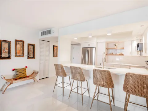 5701 Collins Ave #307
