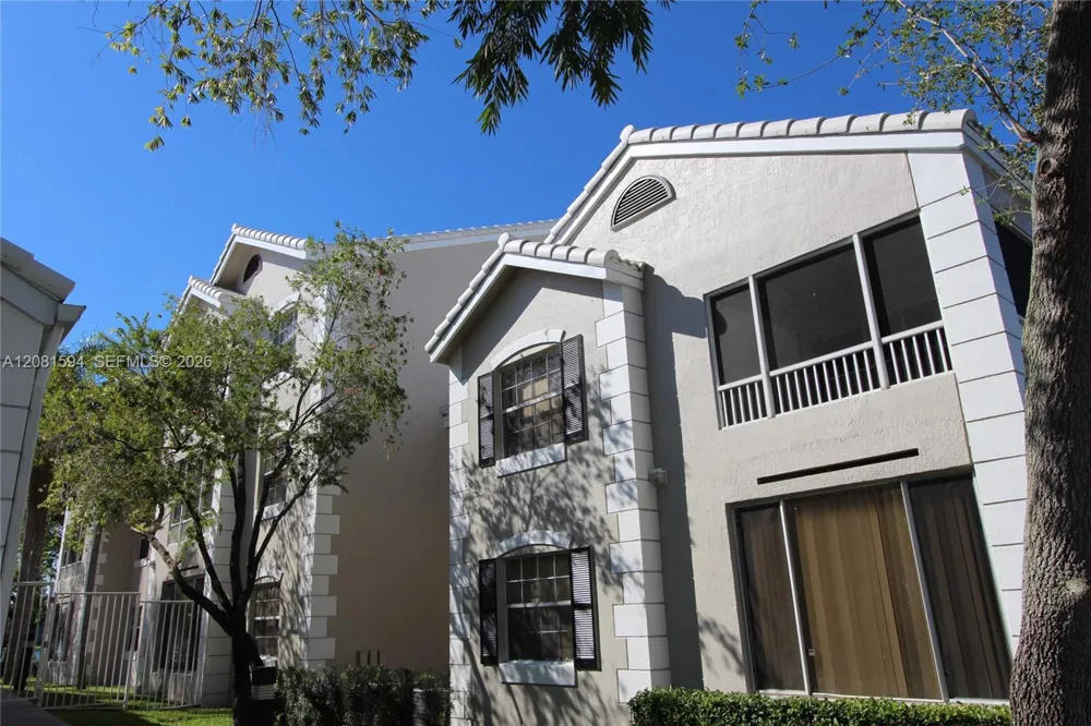 2880 Oakland Forest Dr #212 Oakland Park, FL 33309