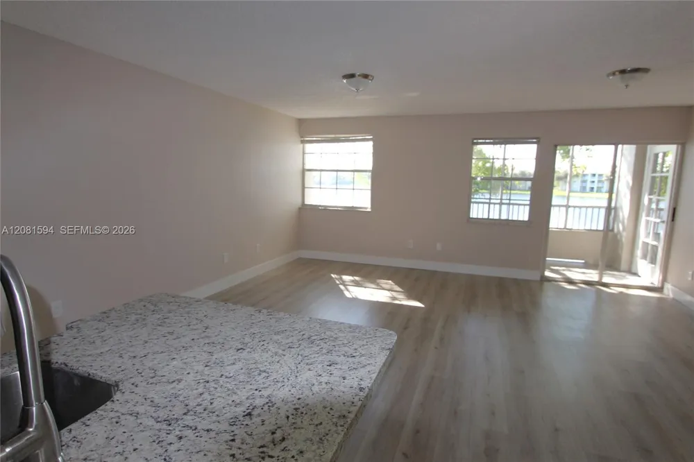 2880 Oakland Forest Dr #212 Oakland Park, FL 33309